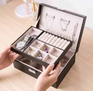 Boite à bijoux avec clé de verrouillage